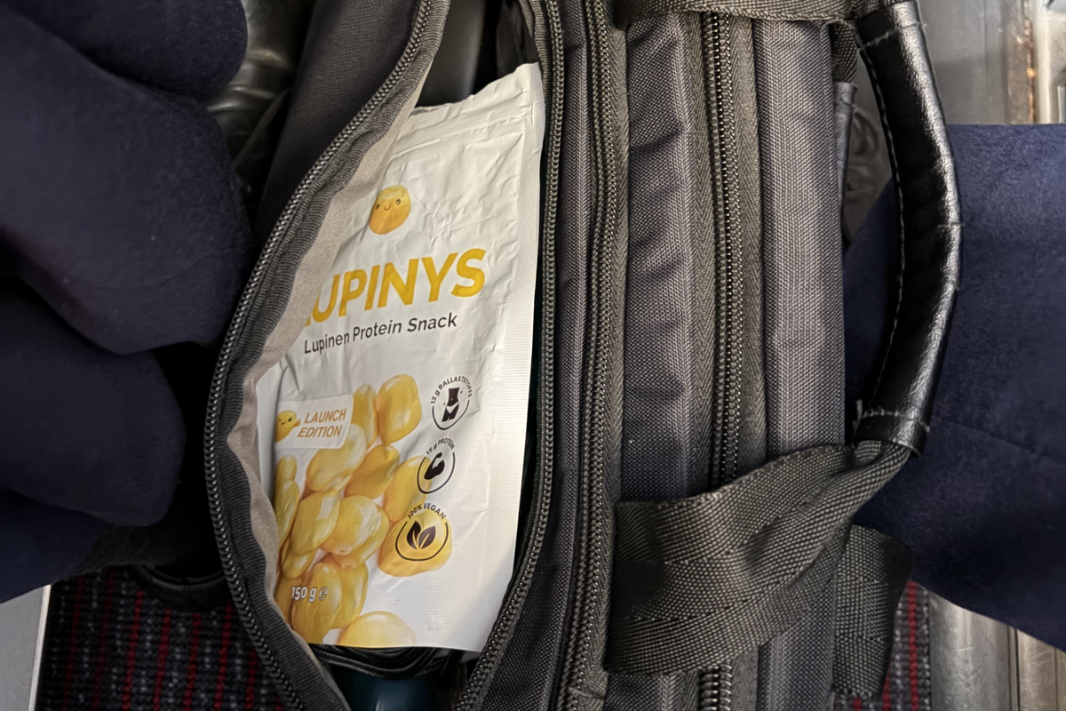 Kyro unterwegs, eine Packung Lupinys in der Tasche